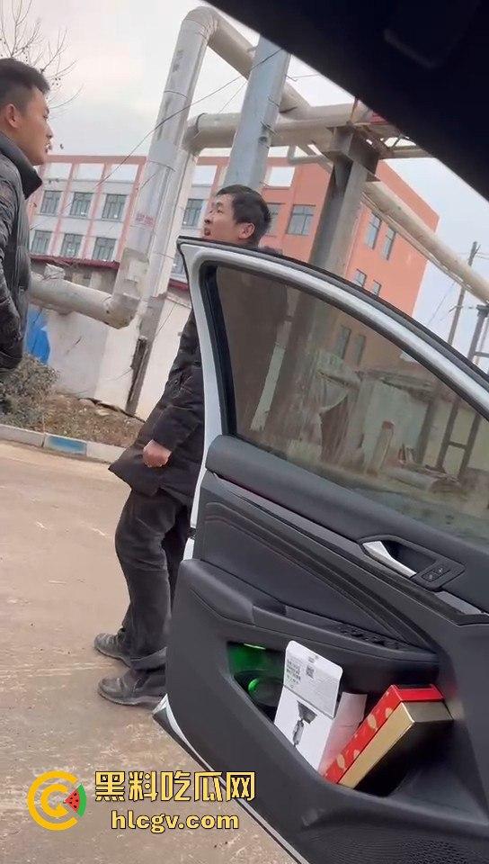 山东临沂孔孟之乡变菜鸡互啄场，两男因超车打成泥脸怪！-8