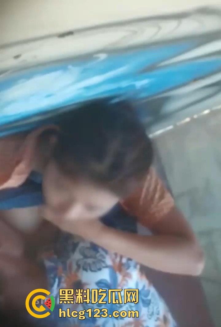 牛子操作拉满！废弃房屋里的激情野战，情侣无套激战被偷拍，玩得真是够野！-1