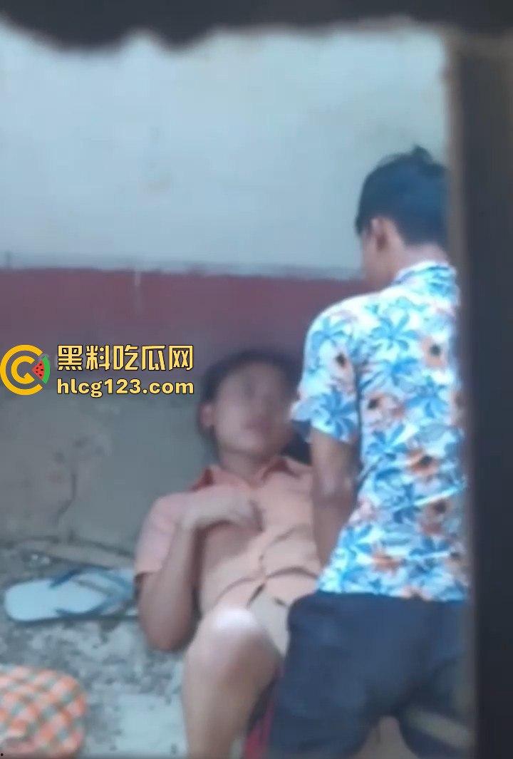 牛子操作拉满！废弃房屋里的激情野战，情侣无套激战被偷拍，玩得真是够野！-5