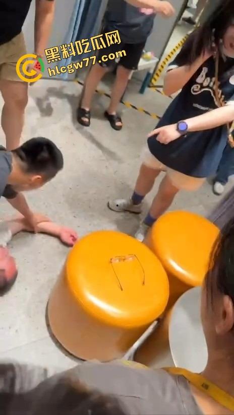 重庆光环广场色胚嘴贱喊小女孩摸一下看一下他的鸡，结果被女孩家长当场暴打，全程社死无缓冲！-5