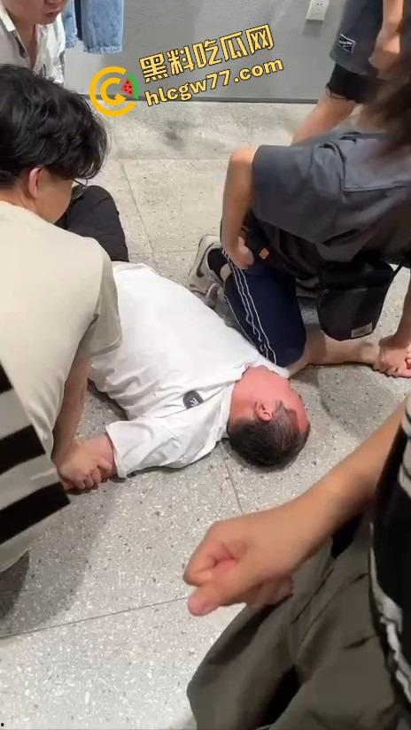 重庆光环广场色胚嘴贱喊小女孩摸一下看一下他的鸡，结果被女孩家长当场暴打，全程社死无缓冲！-7