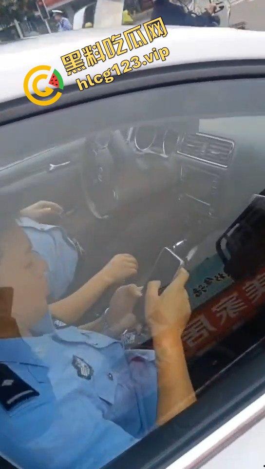 成都街头男子拍到警察不系安全带怒问：老百姓就是得罚，警察就不管？-11