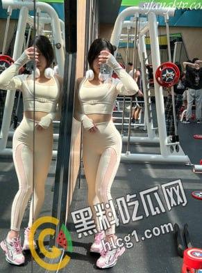 推特反差健身网红 悲哀小狗 高颜值女神自慰福利秀 JK装 豹纹裙白丝袜 诱惑满满！-3