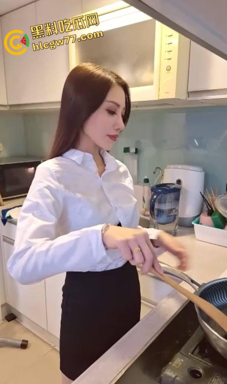 高颜值情侣 巨乳骚逼穿着性感睡袍被大屌男无套爆操内射 真实高潮呈现 叫声太放荡！-1