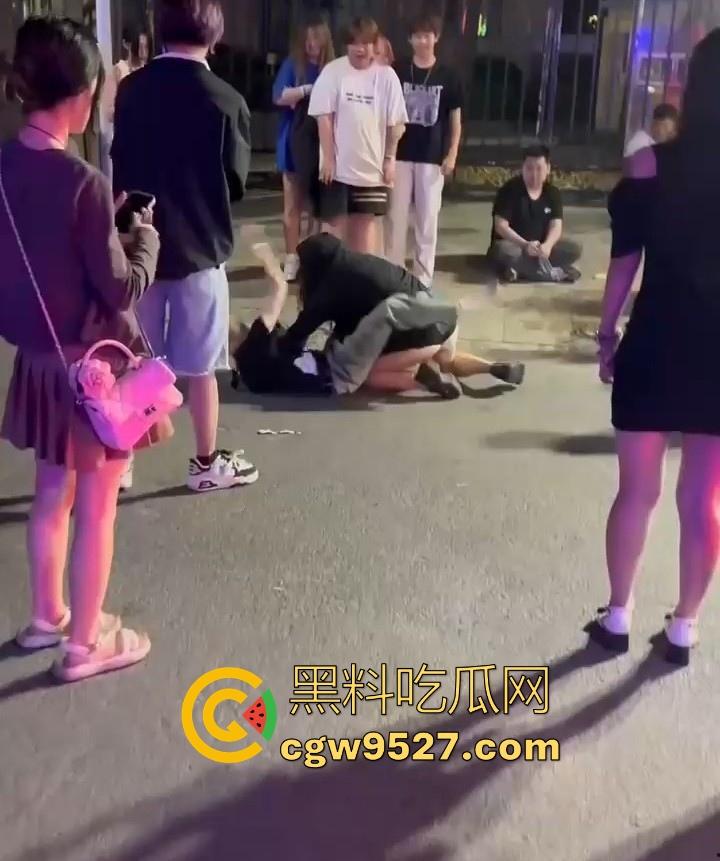 北京工体醉酒上演街头格斗大赛，坦克大战黄毛，相互拉扯锁喉，整场赛事总结，细狗居然连女人都打不过-2