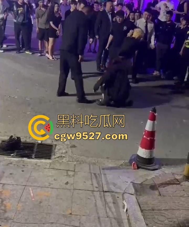 北京工体醉酒上演街头格斗大赛，坦克大战黄毛，相互拉扯锁喉，整场赛事总结，细狗居然连女人都打不过-4