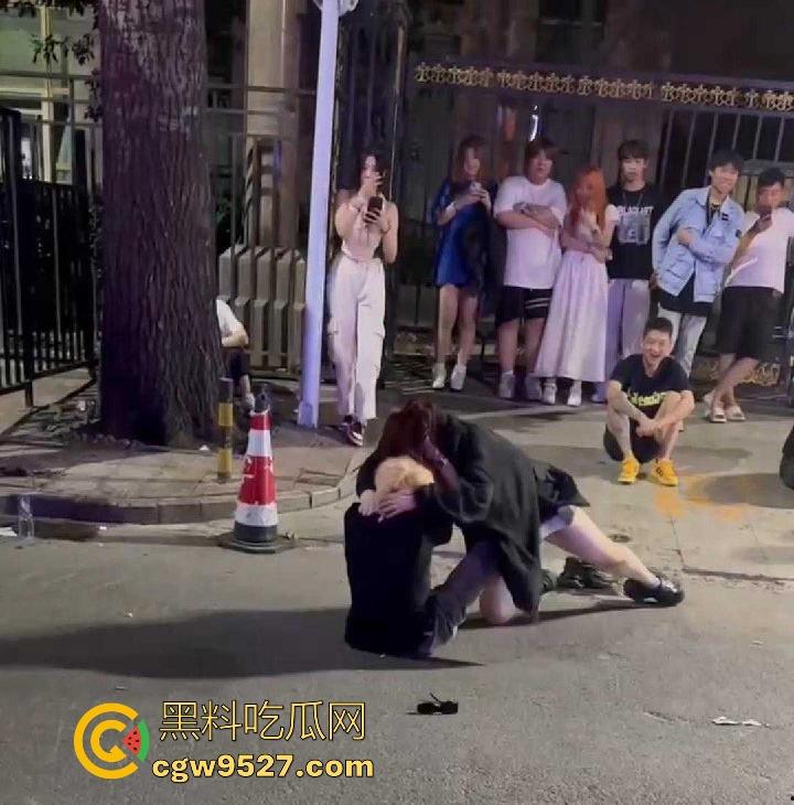 北京工体醉酒上演街头格斗大赛，坦克大战黄毛，相互拉扯锁喉，整场赛事总结，细狗居然连女人都打不过-5
