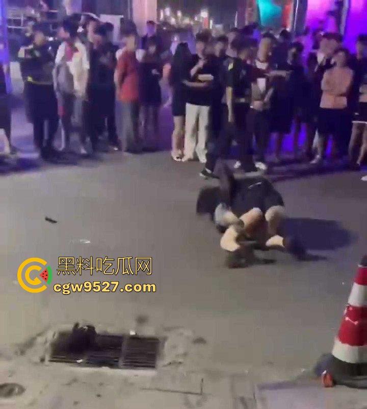 北京工体醉酒上演街头格斗大赛，坦克大战黄毛，相互拉扯锁喉，整场赛事总结，细狗居然连女人都打不过-6