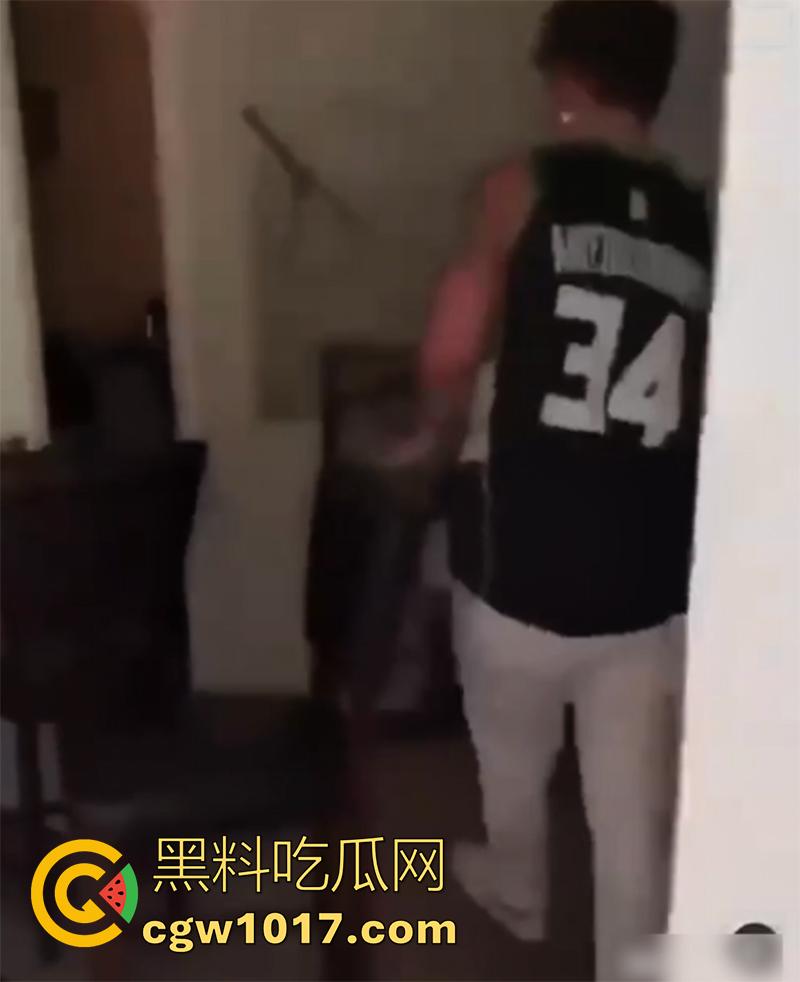 最屌捉奸时刻，都挨拳头了还没拔出来，全程对峙鸡巴一直在逼里，这是还打算继续么？不射出来誓不罢休啊！-1