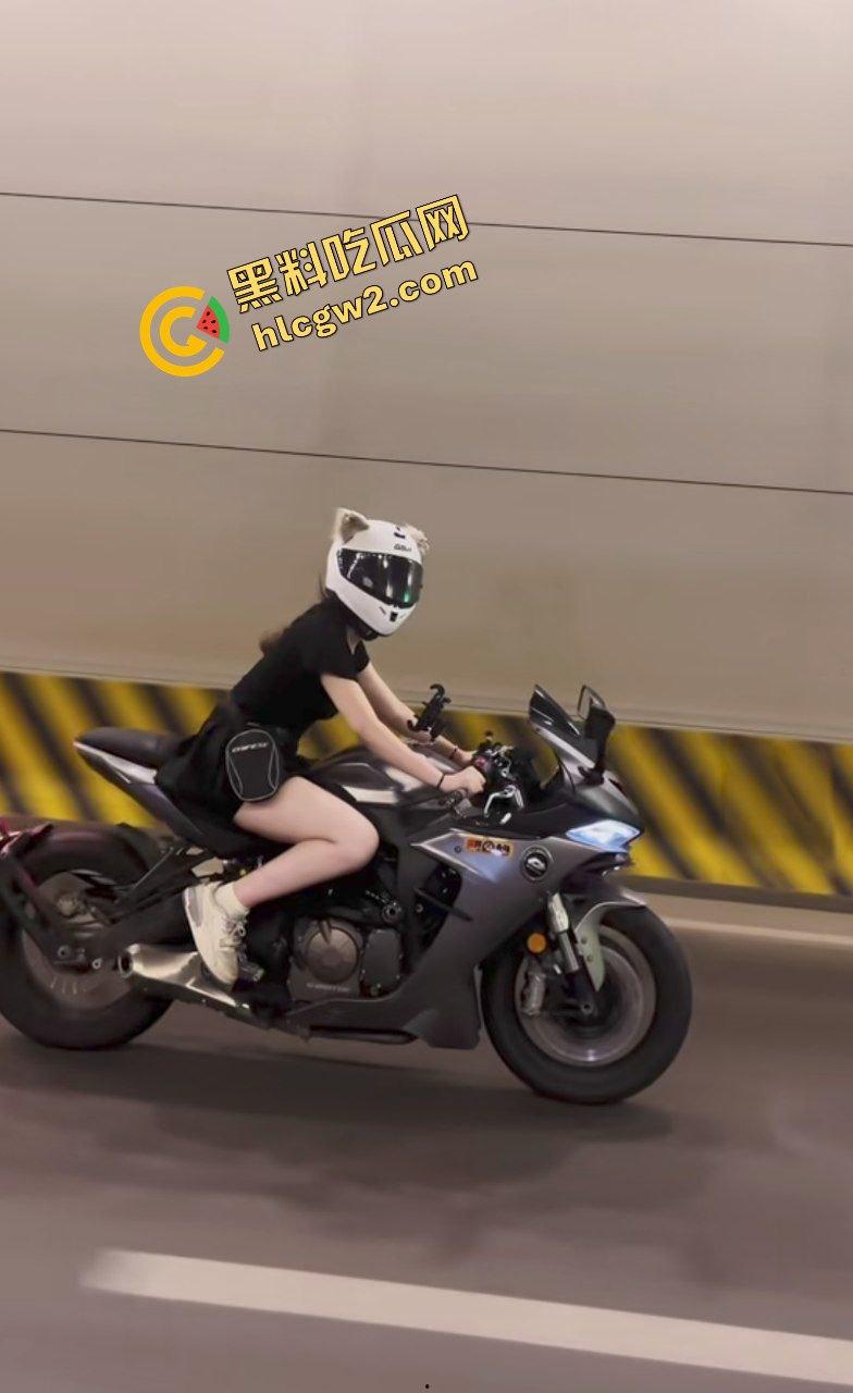 原创曝光！抖音极品机车女孩反差网红『雨季』被男友无缝衔接出轨 性爱自拍惨遭流出！-8