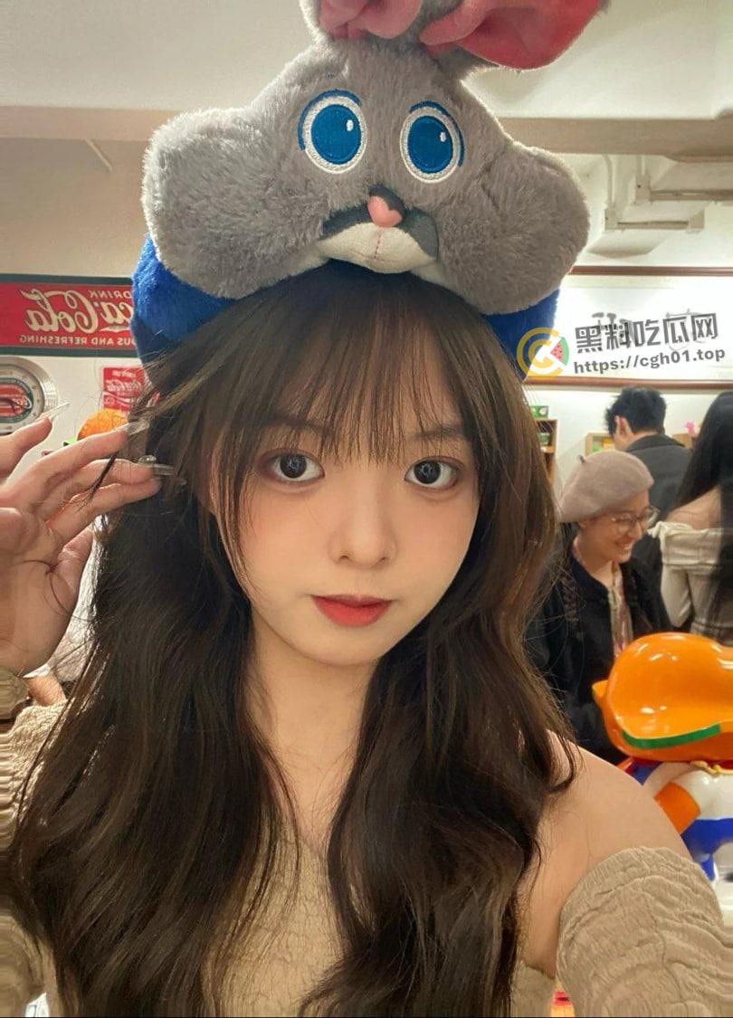 重磅流出！超高颜值学妹被暴力调教 黑丝足交 4p爆操 欲仙欲死的肉便器-1