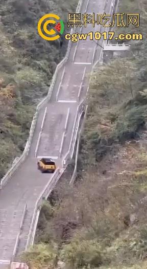 奇瑞风云X3L挑战天门山台阶失败，想复刻路虎冲击天门山营销，结果还是被揽胜吊打，真正的揽胜车主都不会多看一眼！-7