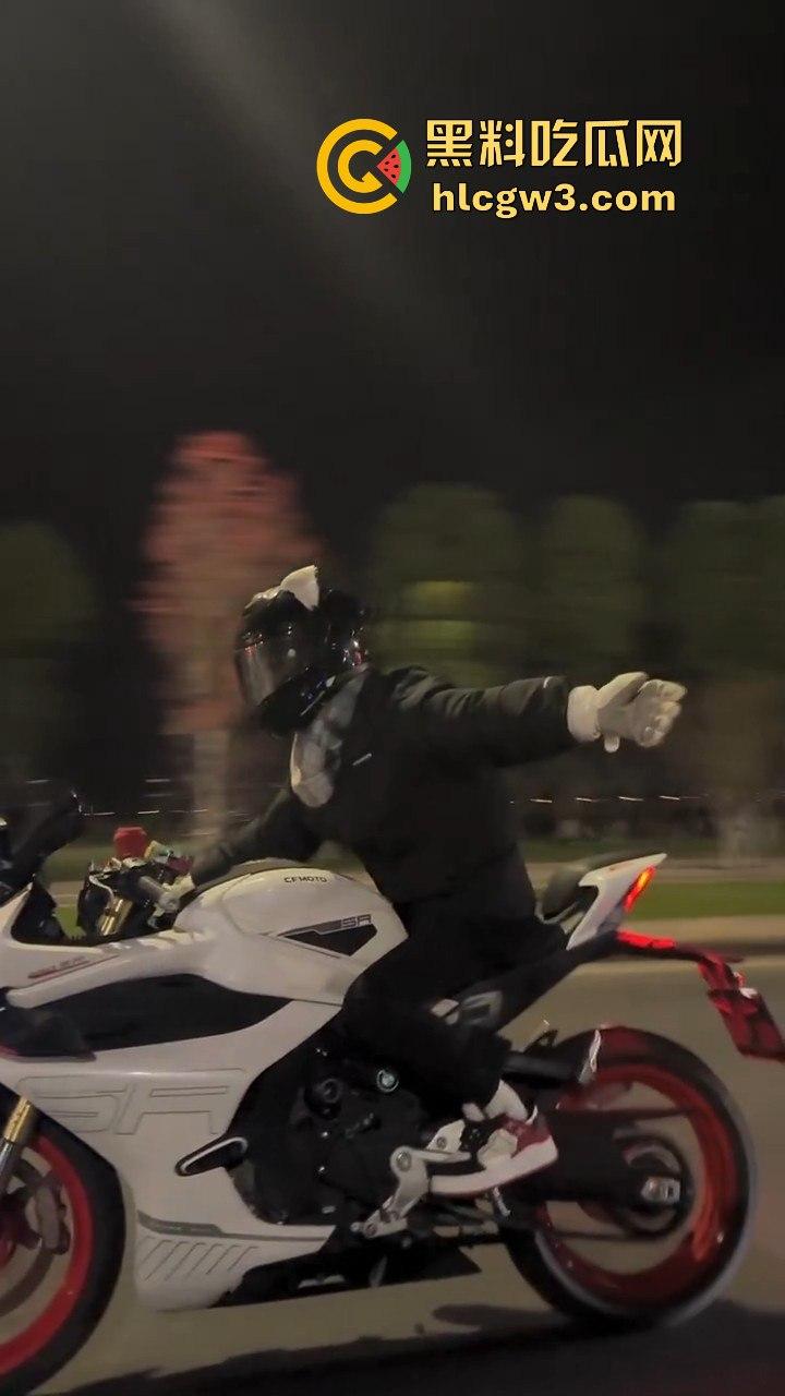 小伙用命演绎春风摩托视频，360度托马斯直接飞上天，升格镜头记录最后一刻，玩命操作震撼全网！-6