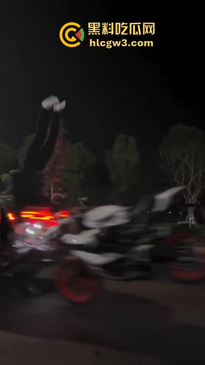 小伙用命演绎春风摩托视频，360度托马斯直接飞上天，升格镜头记录最后一刻，玩命操作震撼全网！-8