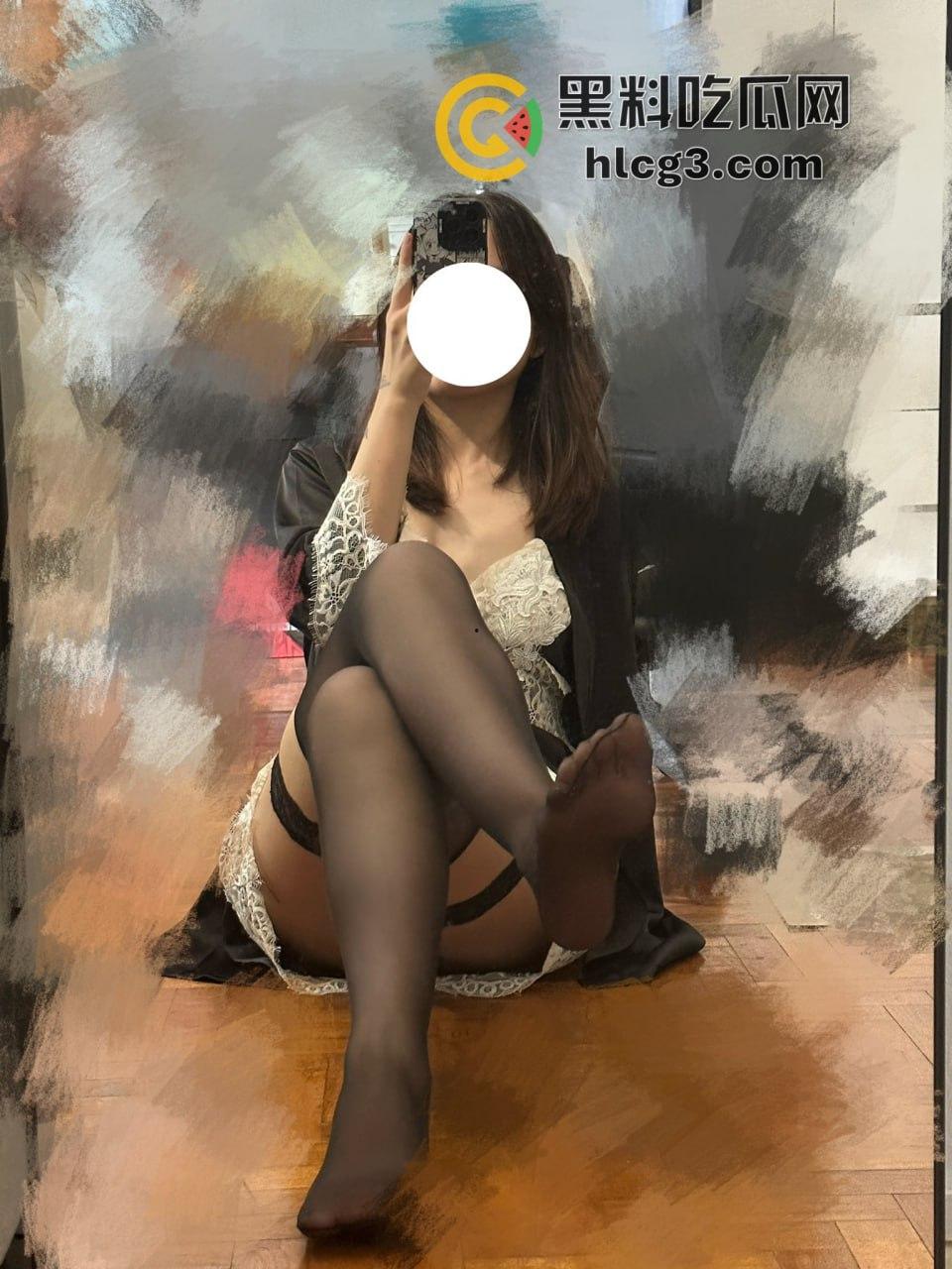 新加坡情侣网黄甜蜜又刺激！拍片吃生蚝补充体力，分享优雅的大奶博主性爱日常，高质量视频流出！-10