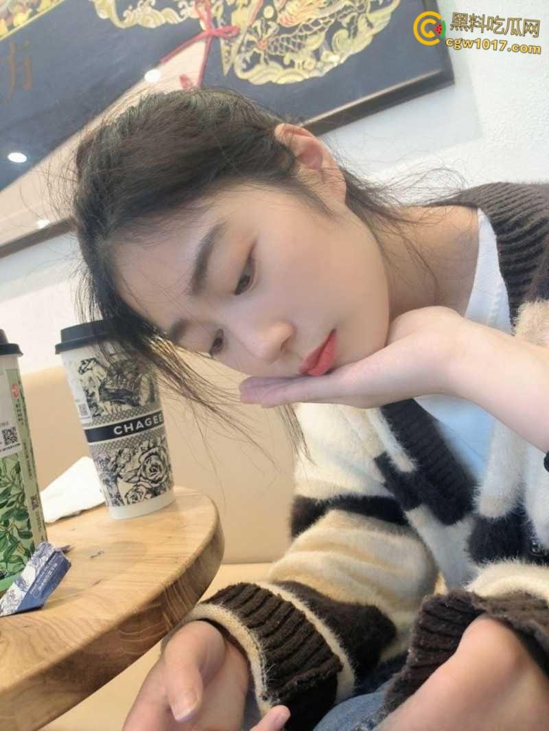 成都高颜值舞蹈老师【林渝】,难以抵抗金钱诱惑,堕落为金主性奴,胯下侍奉爆筋肉棒,口技十分了得!-3