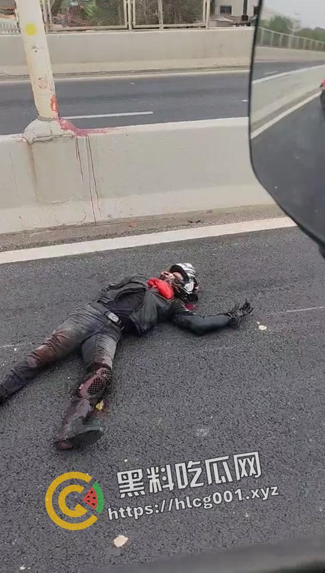 厦门同安大道杜卡迪飙车撞到柱子  人直接散架 柱子都染红了 当场盖布吃席 现场血腥画面流出-7