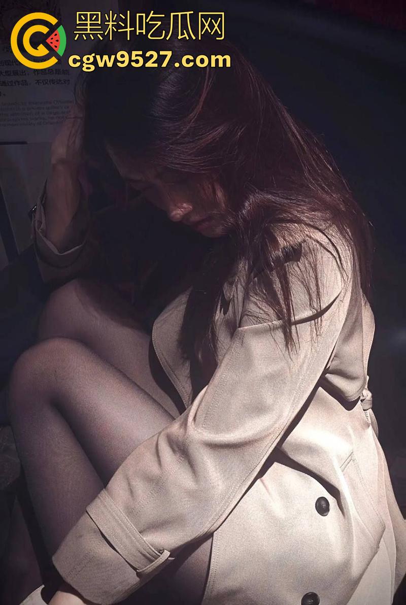 成都市温江区【岳芯涵】，四川音乐学院硕士母狗，巨乳长腿身材超赞，男友一边打电话，一边被黑人爆操！-2