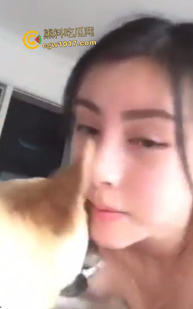 美少妇老公出差饥渴难耐，只好强吻公狗，脱光诱惑狗子它却挣扎逃避，宁愿舔屌都不亲嘴，我也想当狗了！-2