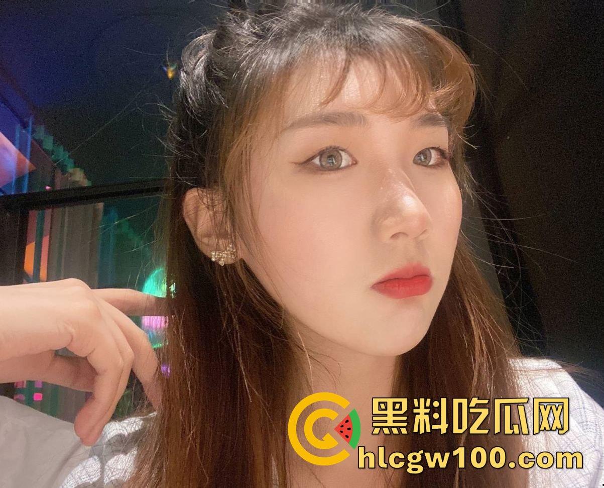 济南师范大三浪逼【李晓薇】嫌男友口活不行，闷骚微坦小骚货专找人舔逼舔到湿，高潮后张开骚穴等着猛操射爆！-5