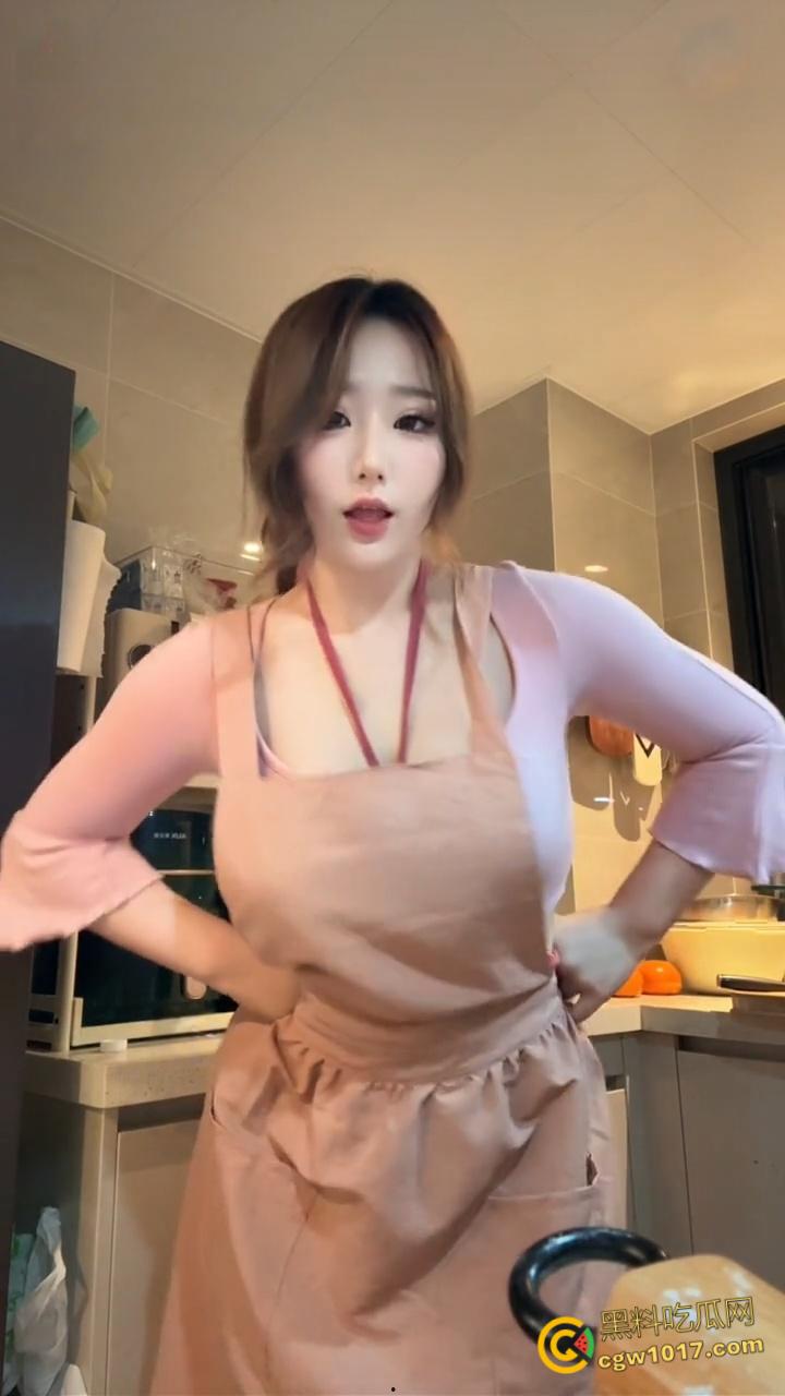 抖音百万粉丝网红【霸王龙女孩】大尺度定制视频流出，G奶少妇各种骚浪姿势秀乳晃臀，淫荡无比！-7