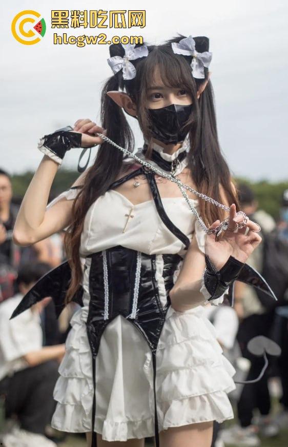 广州萤火虫漫展惊现真空上阵 一Coser不穿内裤现身，引摄影师蜂拥狂拍，正面视频曝光！-4