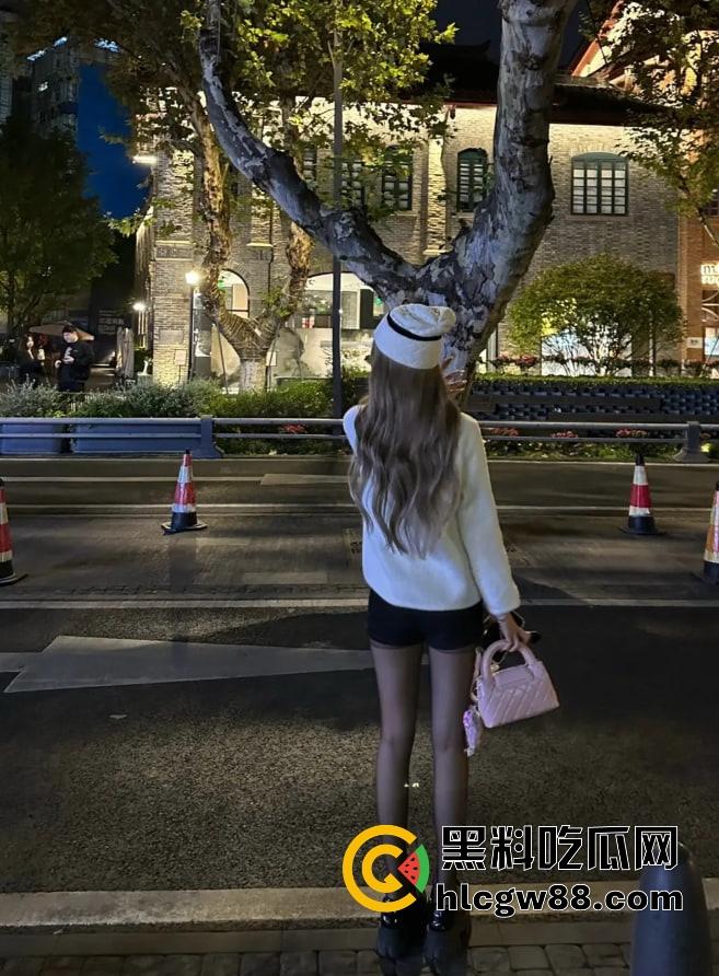 四川22岁骚鸡【林琳】包月卖逼当情人，吃一个月鸡巴换俩包，朋友圈晒包背地里卖逼！-8