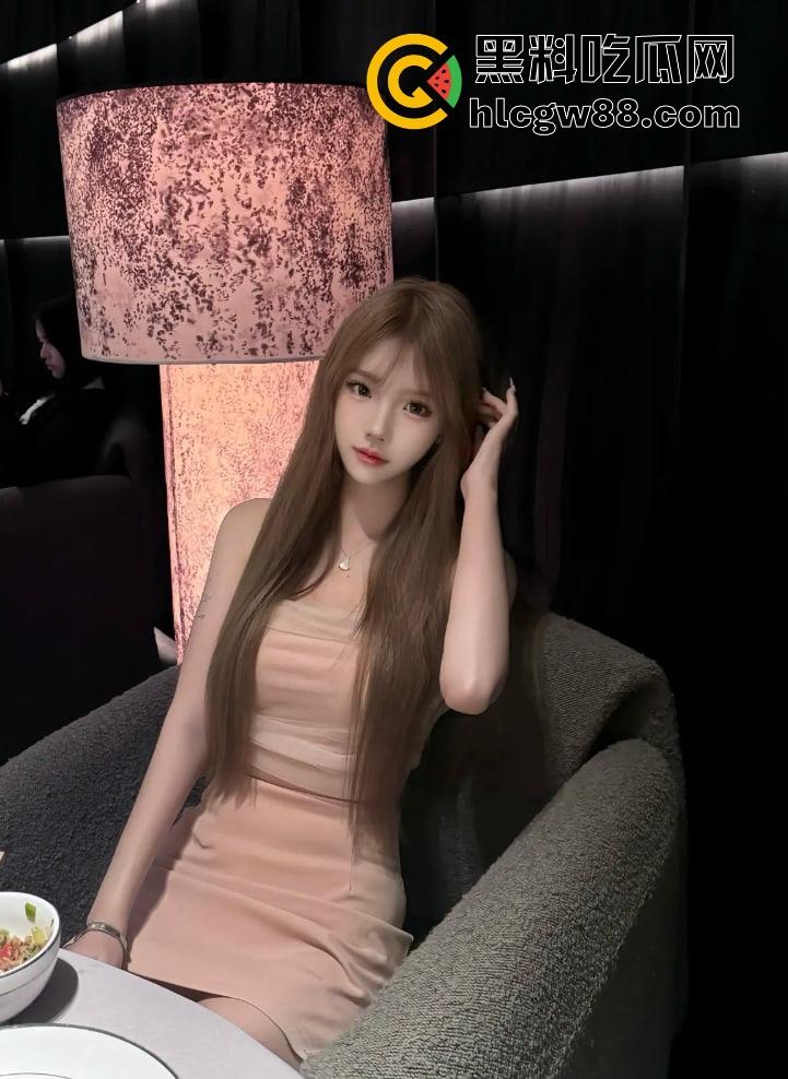 四川22岁骚鸡【林琳】包月卖逼当情人，吃一个月鸡巴换俩包，朋友圈晒包背地里卖逼！-11