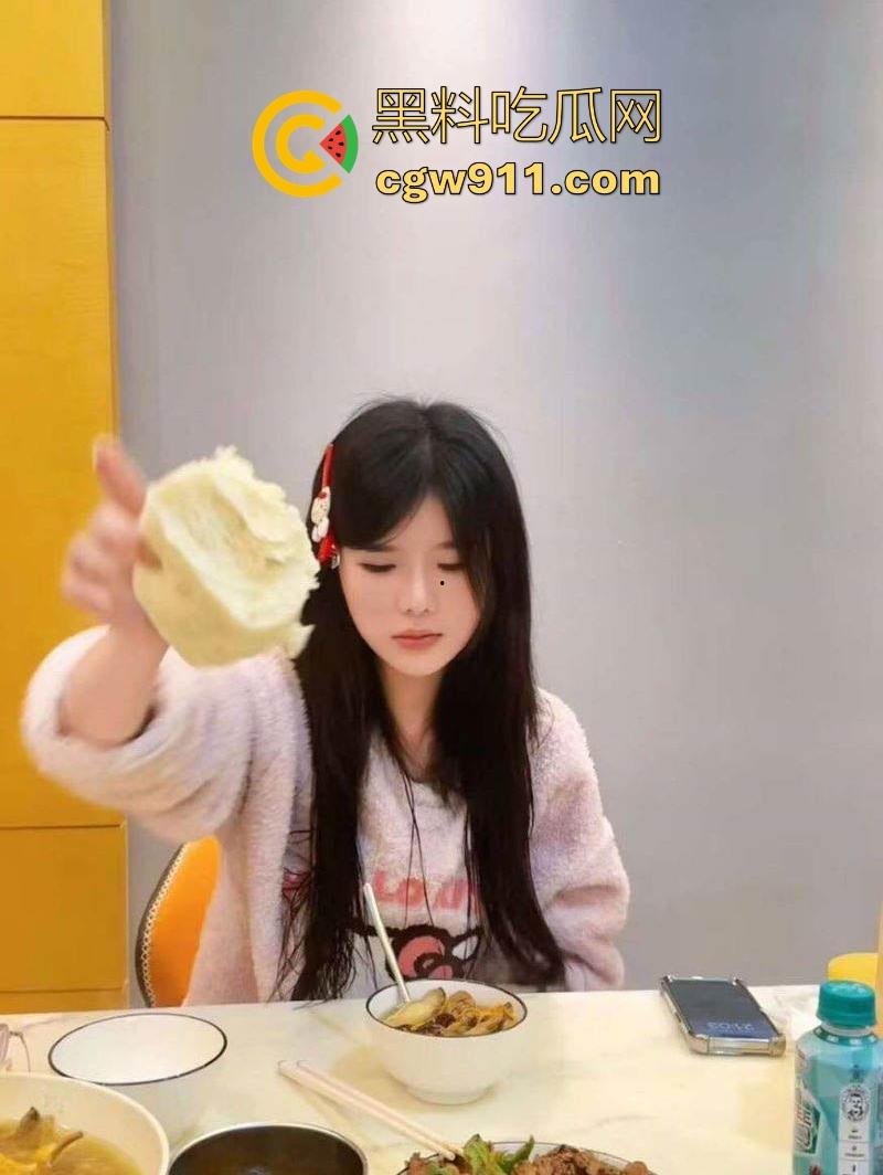 成都工商大学【李奕然】分手一月速变骚婊，soul约炮口交舔蛋视频曝光，女仆翘臀求操，炮友内射狂干！-3