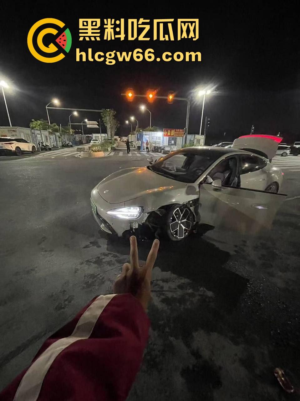 我只知道年少轻狂!小米Su7车主市区飙到180迈 躲闪不及将骑车的撞飞!-4