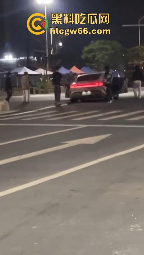 我只知道年少轻狂!小米Su7车主市区飙到180迈 躲闪不及将骑车的撞飞!-12