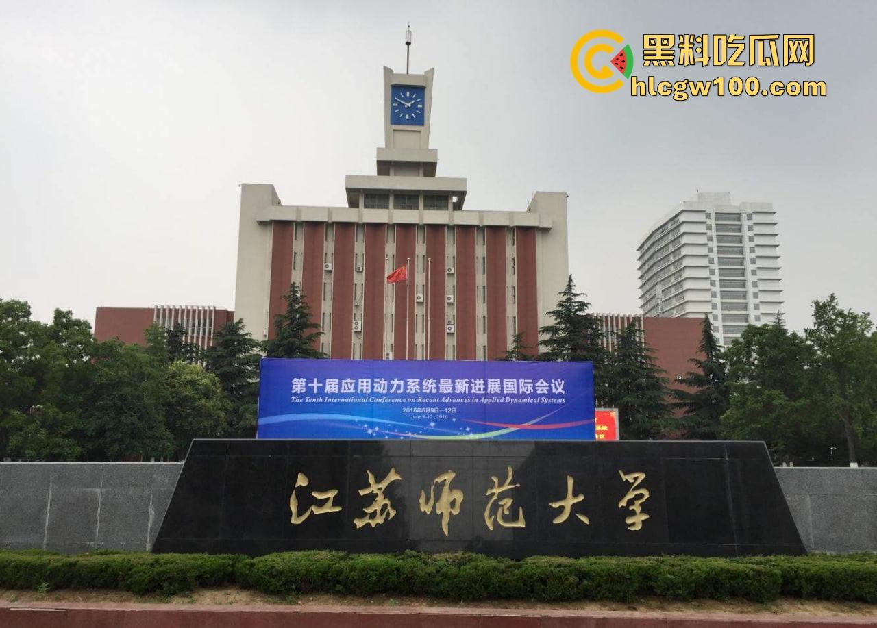 江苏师范大学飞机哥骚操作，篮球场后厕所手瘾犯了，当场打飞机被同学偷拍，场面离谱到无语！-4