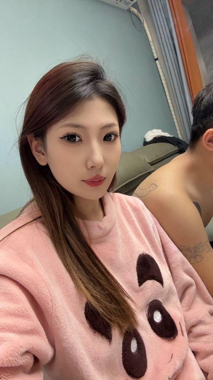 长春南关区【赵彤】，刚与男友分手就探探约炮，假屌猛插骚穴，扛起花腿多姿势爆操，真实反差十足的淫荡母狗！-1