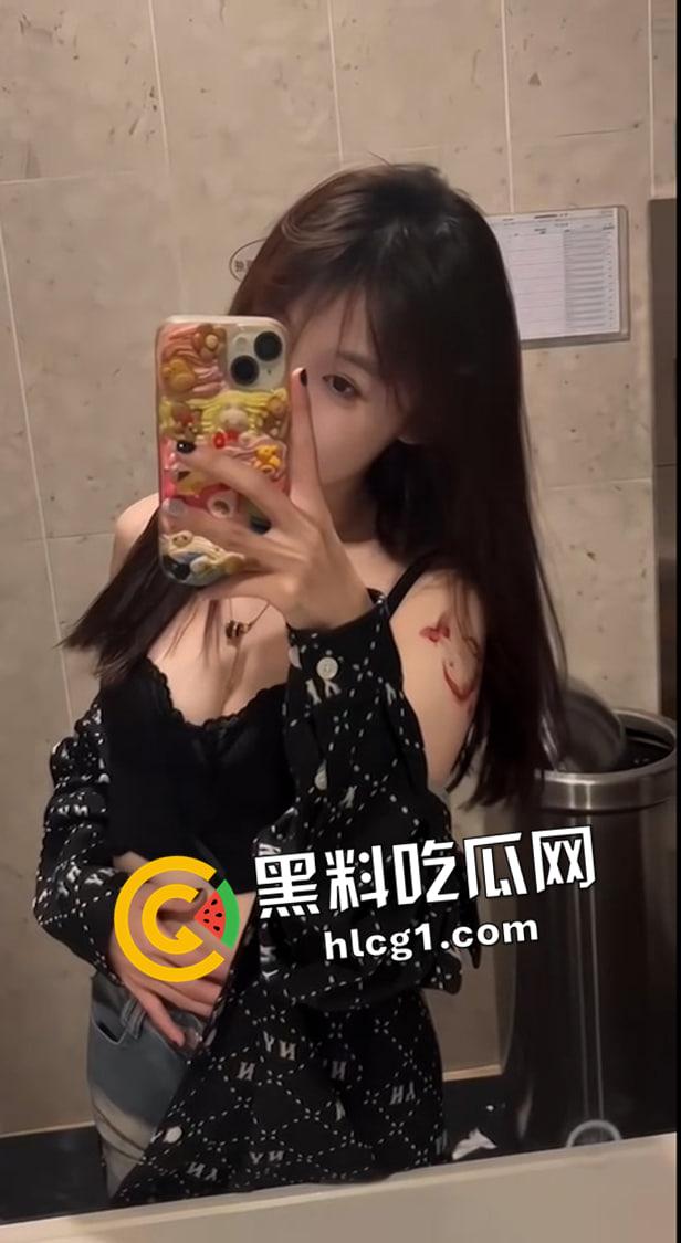 上海交通大学下海女大学生 淫纹身上纹 臭母狗本人 出租屋接待被拍视频流出-2