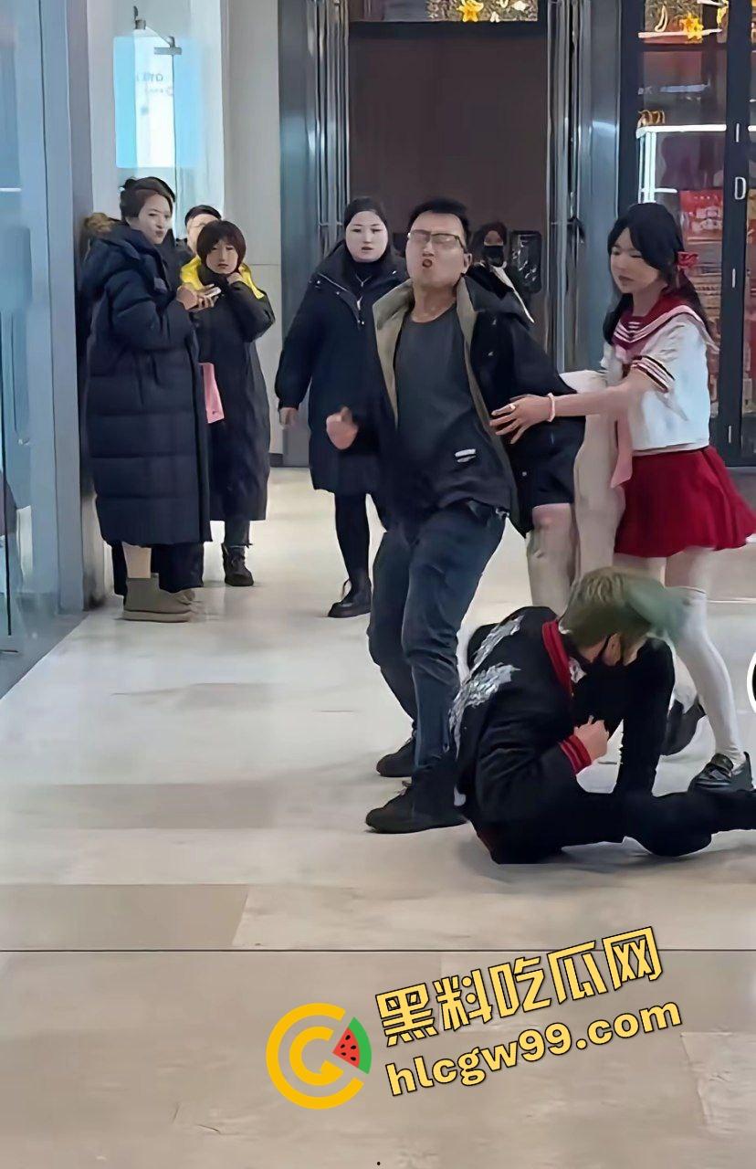 抖音黄毛精神小伙【蔡少】得吃小学未满18JK白丝妹，被女孩父亲撞见暴力殴打！原创独家曝光流出！-8