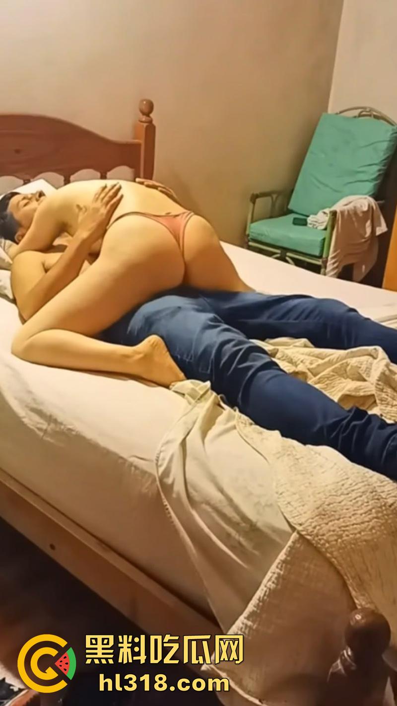 变态房东监控偷拍，国外小情趣性爱时刻，女主性感十足，激情后入饱满肥臀，淫叫不断超刺激-4