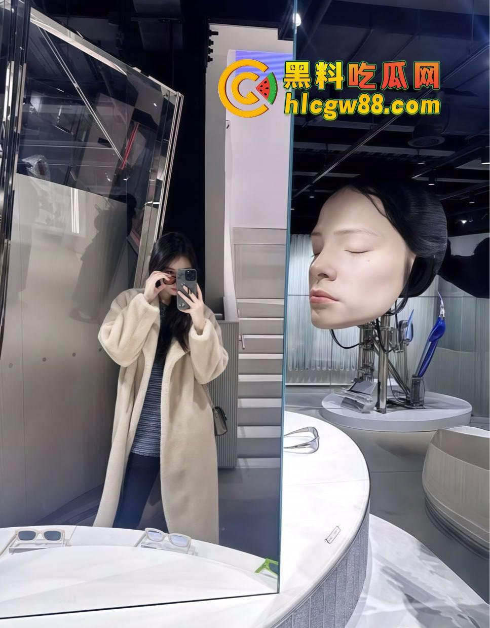 南航空姐『李梅』被大佬调教成空中性奴，飞行前真空服务顾客，航程中厕所抠逼自慰，下机还要穿制服接着干！-15