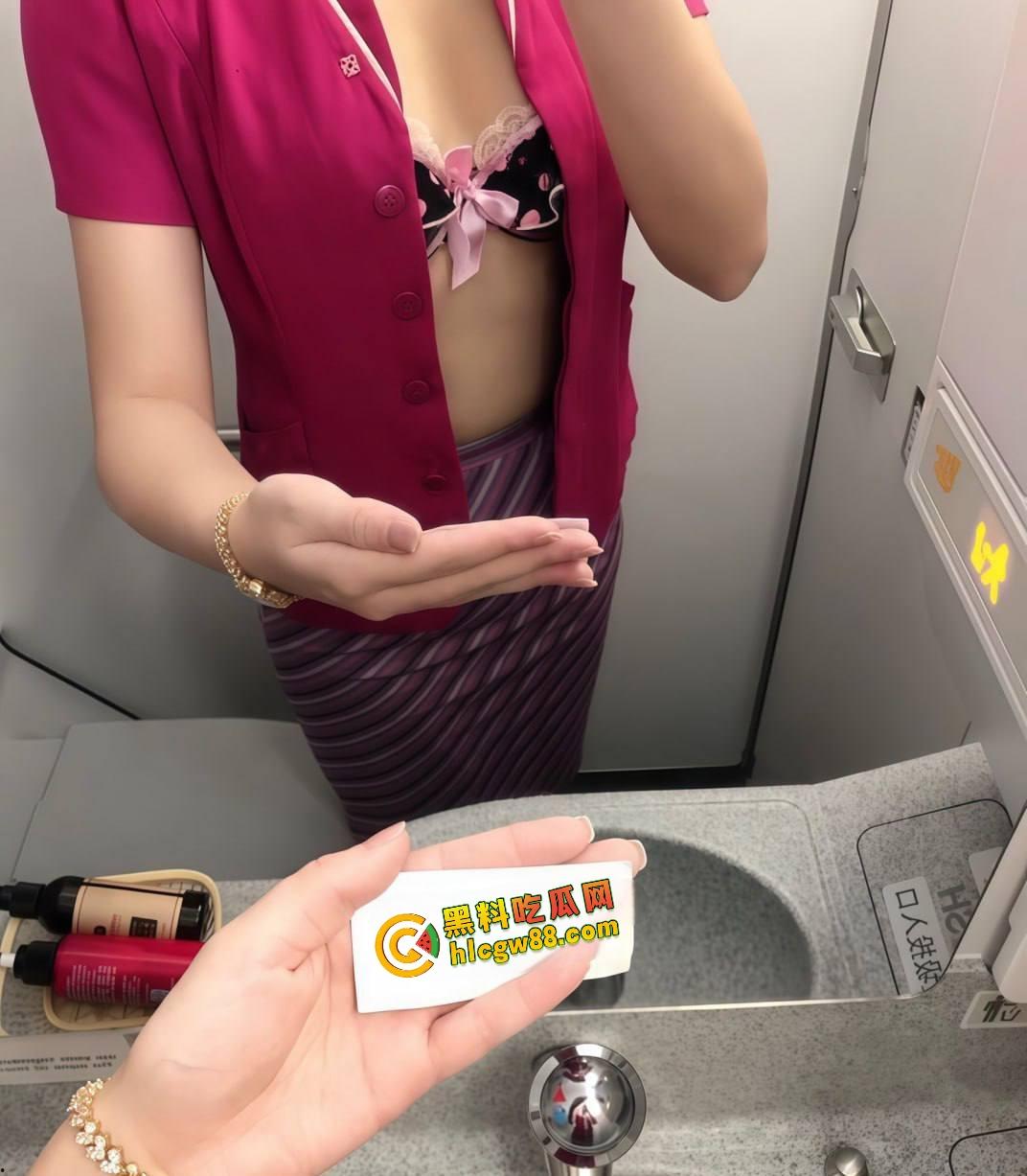 南航空姐『李梅』被大佬调教成空中性奴，飞行前真空服务顾客，航程中厕所抠逼自慰，下机还要穿制服接着干！-18