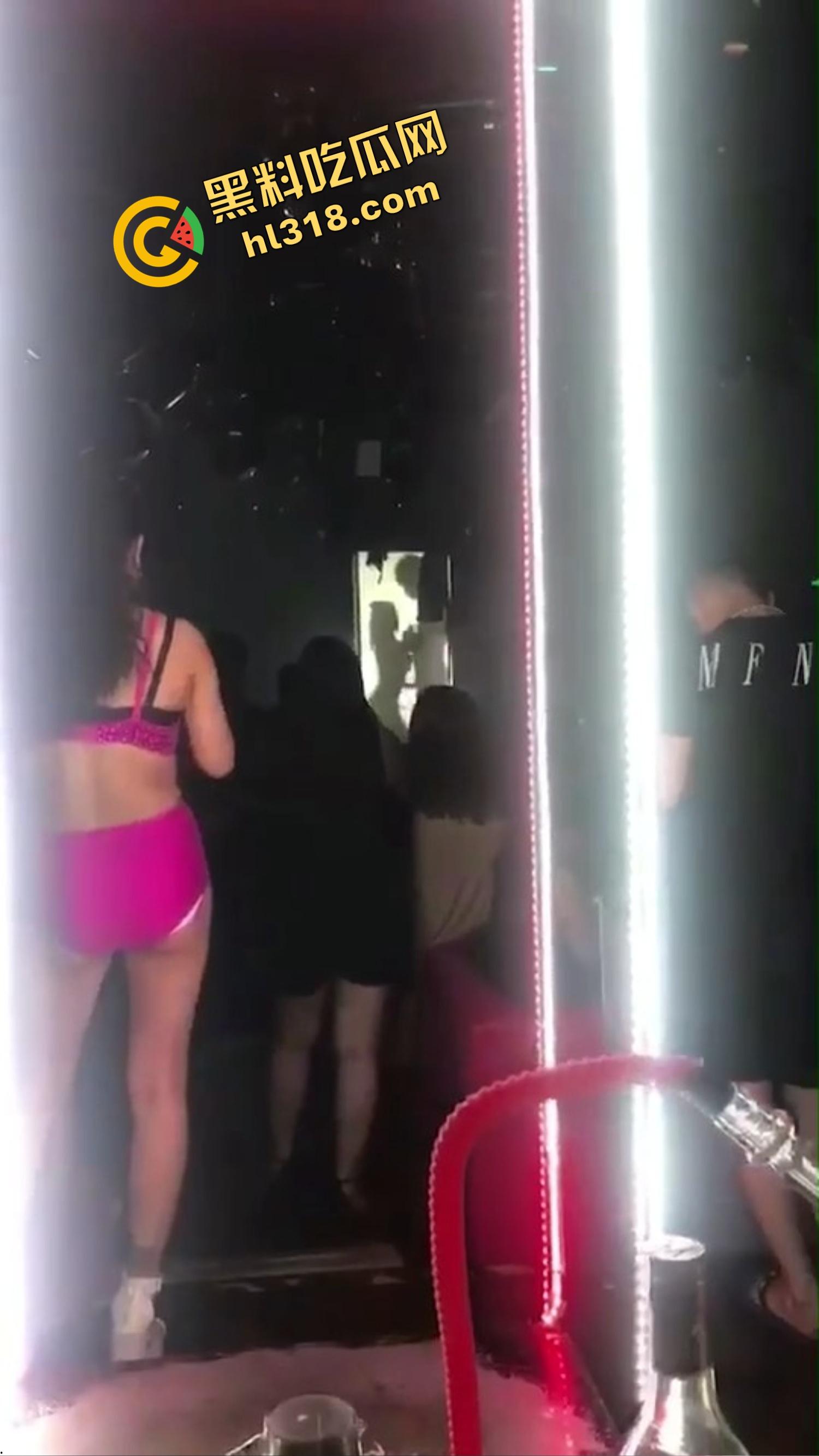 夜店擦边都不算啥了,现场做爱玩影子诱惑,全场看妹子被插到喷水,就是逼有点松鸡巴一插直接到底!-7