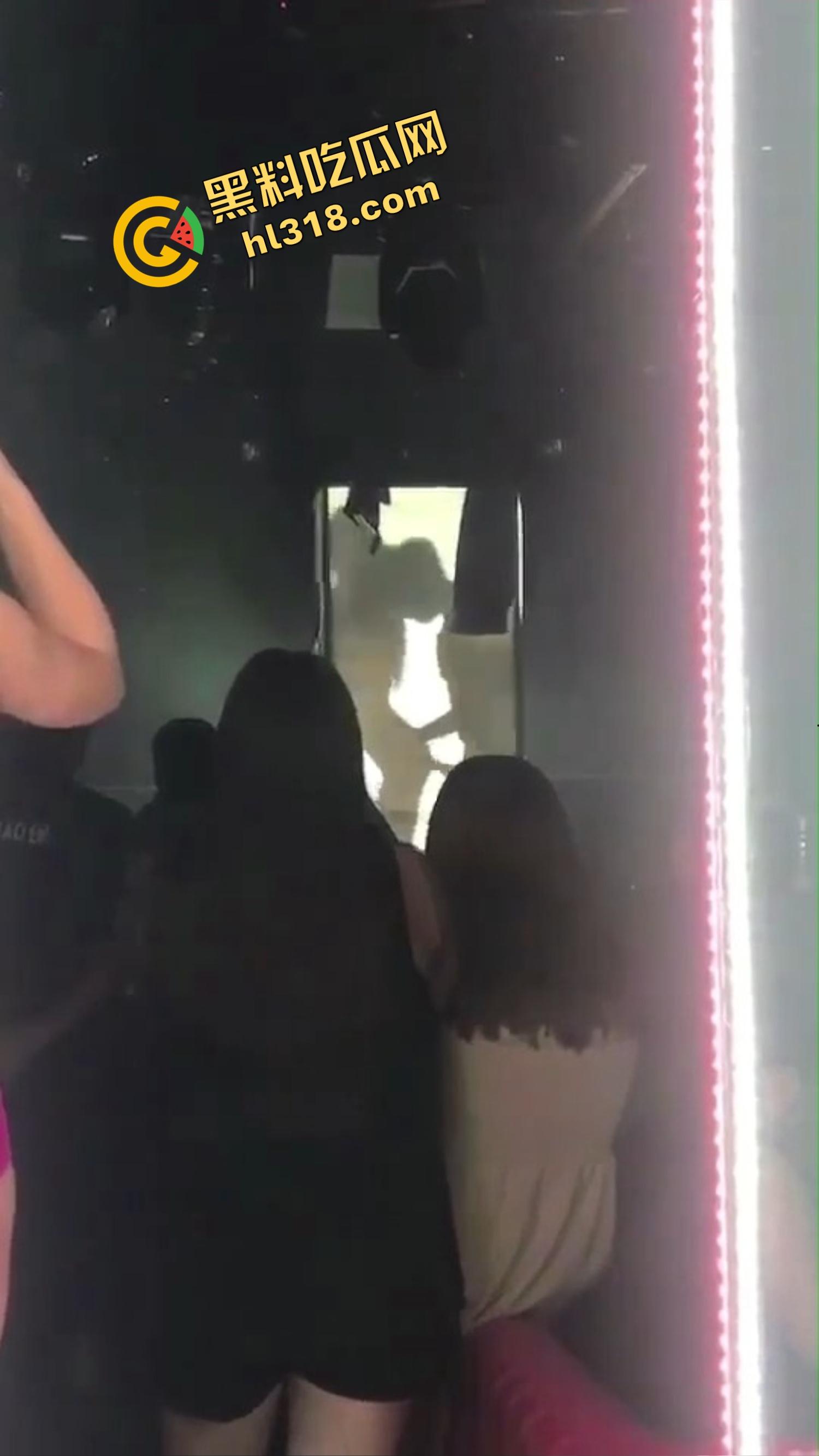 夜店擦边都不算啥了,现场做爱玩影子诱惑,全场看妹子被插到喷水,就是逼有点松鸡巴一插直接到底!-10