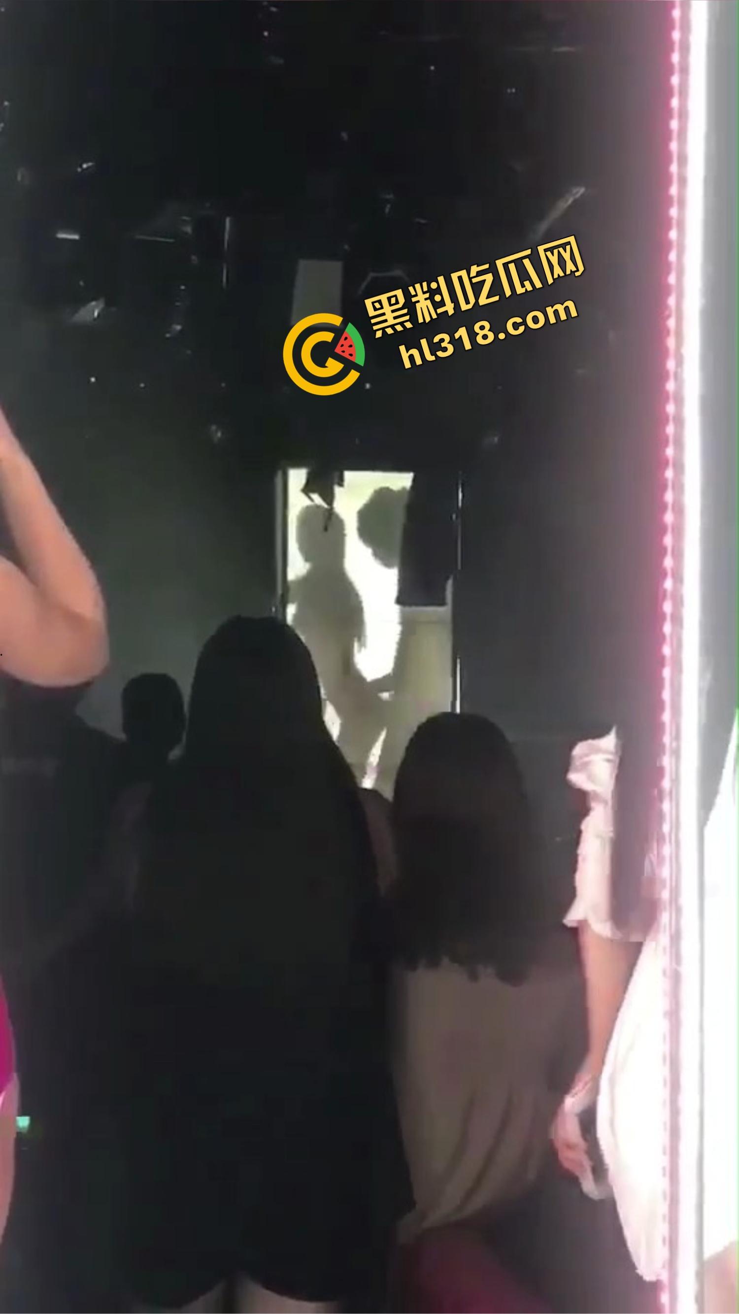 夜店擦边都不算啥了,现场做爱玩影子诱惑,全场看妹子被插到喷水,就是逼有点松鸡巴一插直接到底!-11