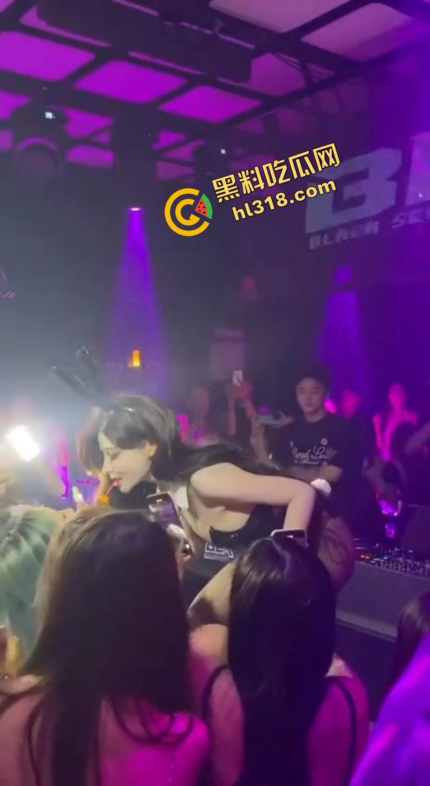 夜店擦边都不算啥了,现场做爱玩影子诱惑,全场看妹子被插到喷水,就是逼有点松鸡巴一插直接到底!-12