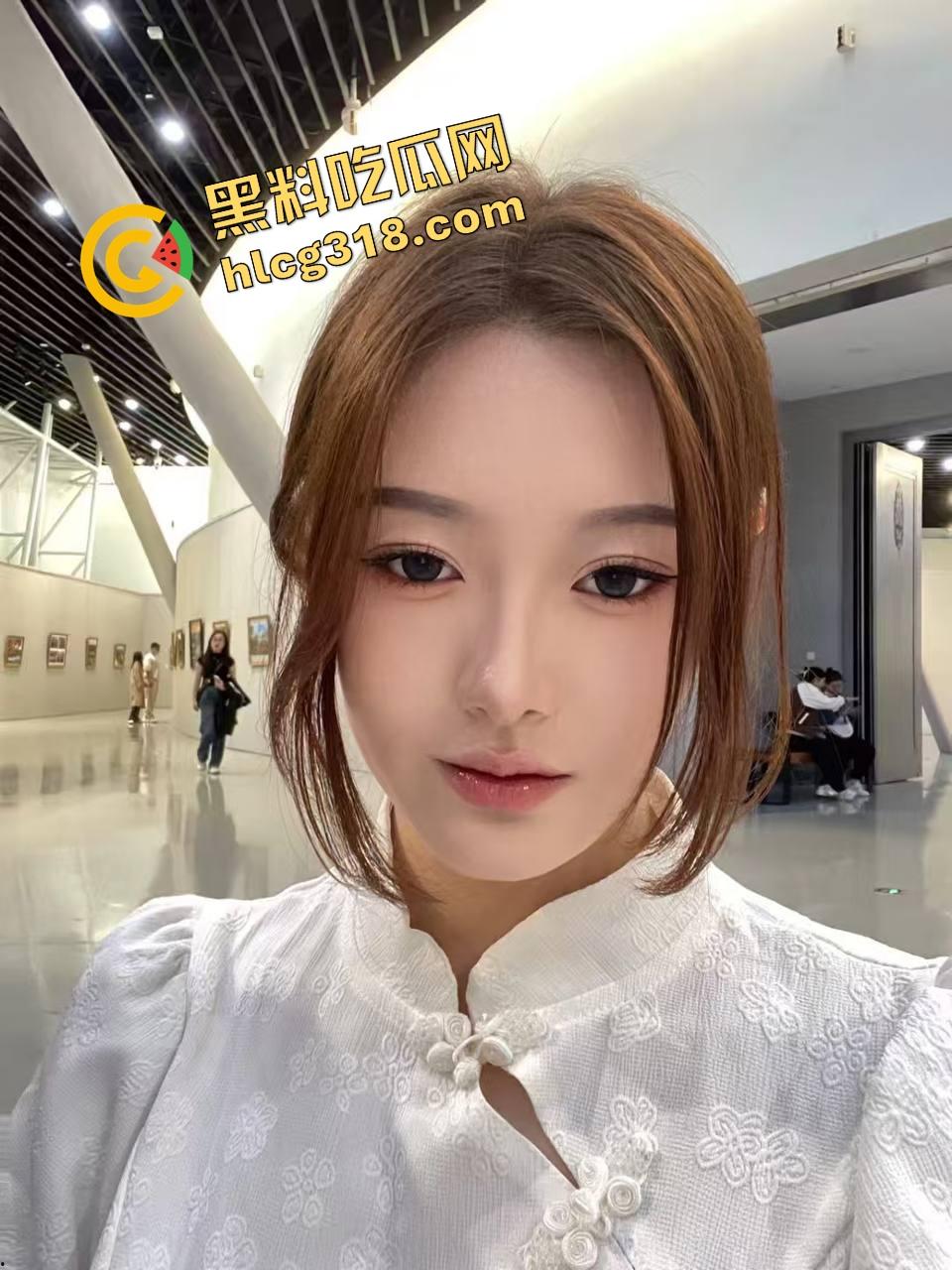 这他妈什么新花样?三级片都不敢这么拍,第一次见有人全裸趴公堂挨打,还他妈打得这么骚!-3