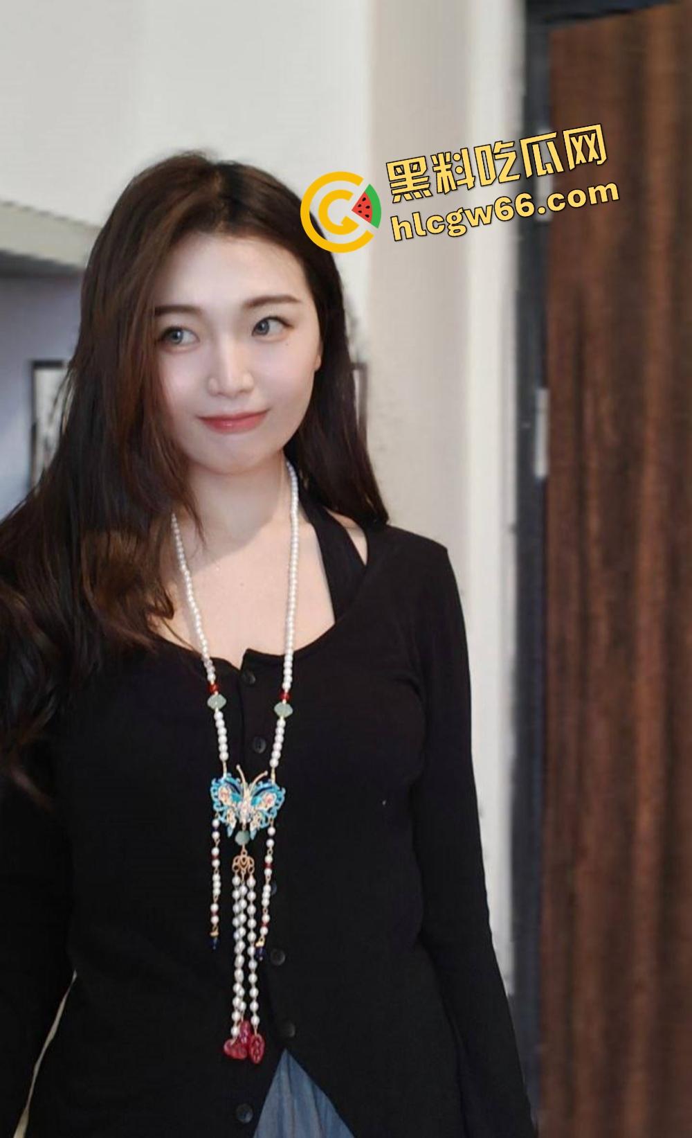 绵阳小龙坎老板娘『邱文倩』制服play干翻金主，火锅不一定好吃，但她的口活能让金主吃到高潮！-9