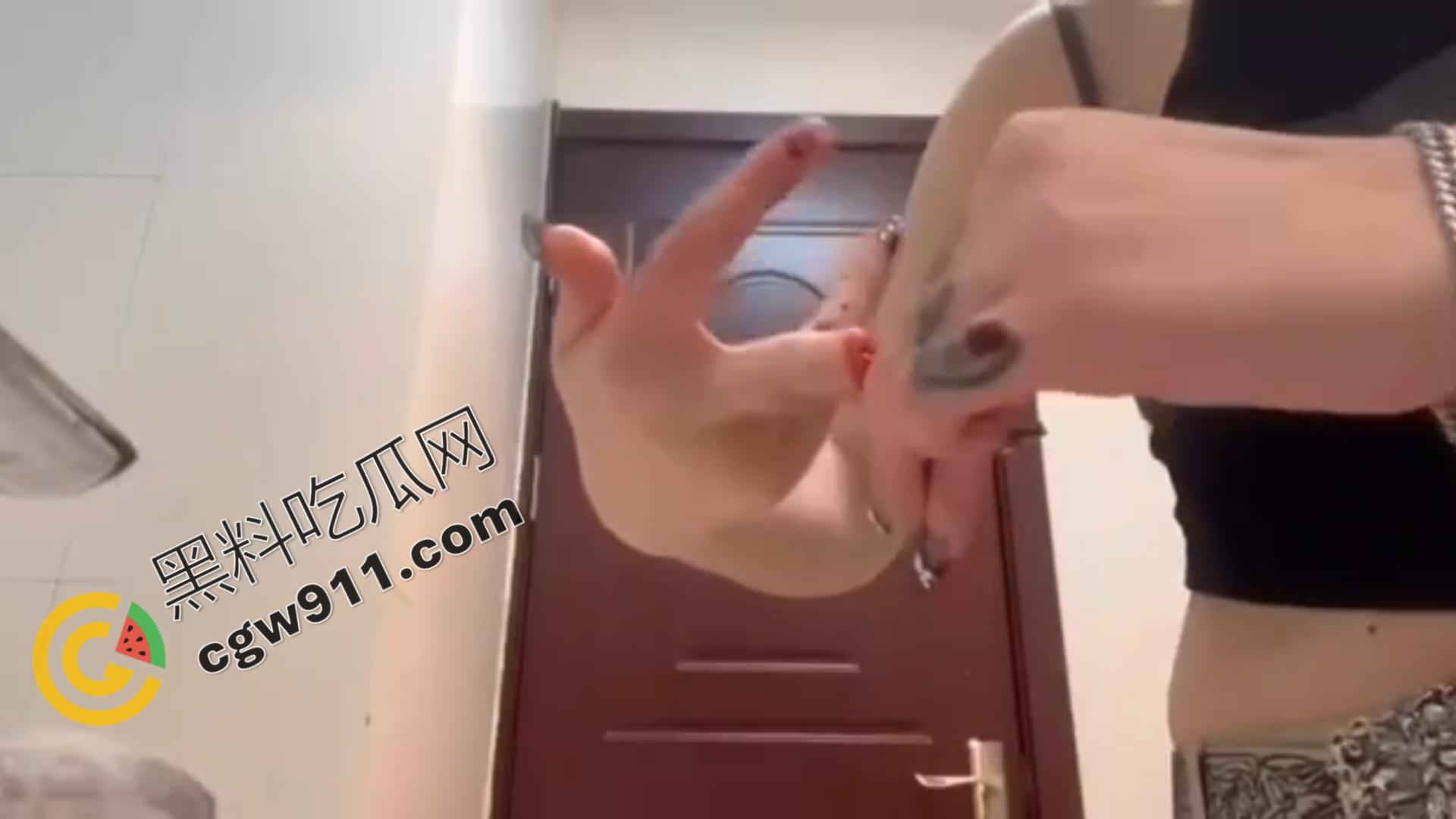 血腥现场:女子冷静切断手指,鲜血横流,血肉模糊,恐怖画面令观众毛骨悚然!-7