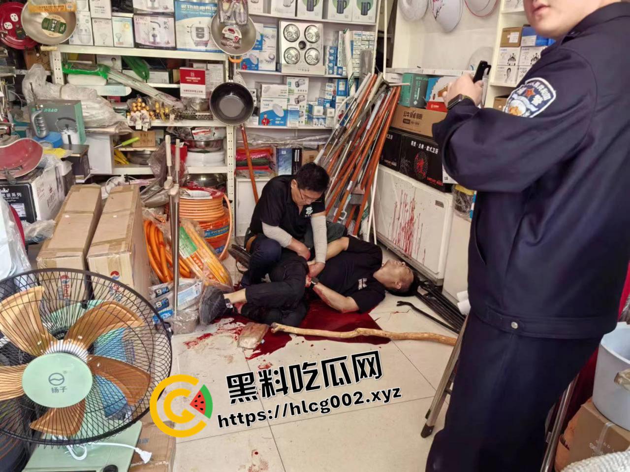临清肥螺叔叔老板被反杀现场！和邻居起矛盾 装逼被反杀 蛋蛋都被砍掉了 这下再也不硬了-1