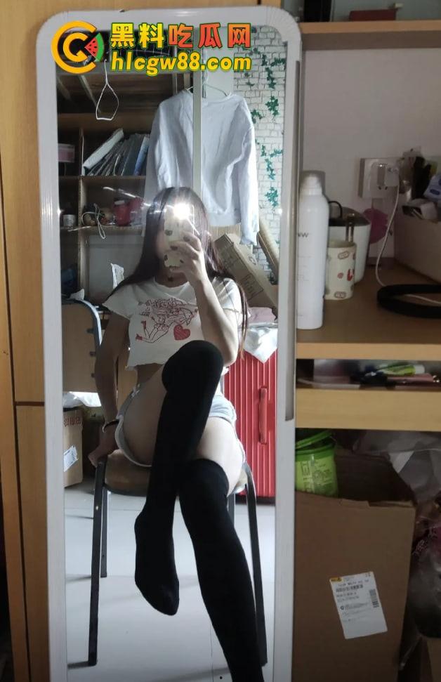 广东22岁反差婊『李若影』被大哥调教，真空上车先验逼毛，半挂车前野战被操烂内射！-4