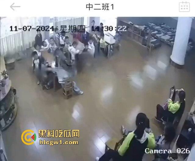 安徽六安幼儿园惊爆虐童丑闻！监控曝光老师暴打多名孩子，家长怒报警！-7