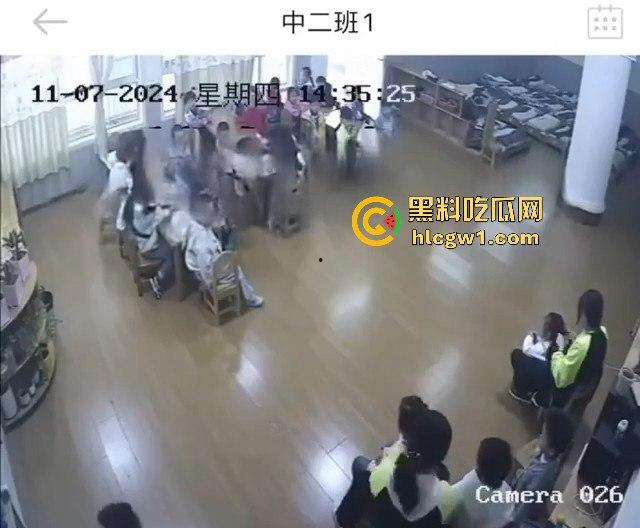 安徽六安幼儿园惊爆虐童丑闻！监控曝光老师暴打多名孩子，家长怒报警！-8