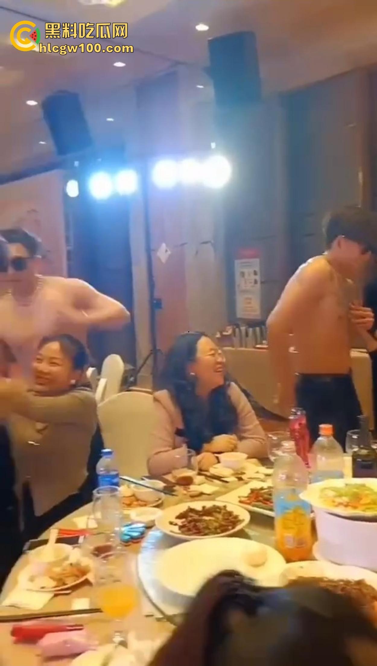 贵妇们的纸醉金迷现场曝光，点一群半裸男模摸奶子取乐，这年头不止男人玩得开，贵妇玩起来也是真绝！-3